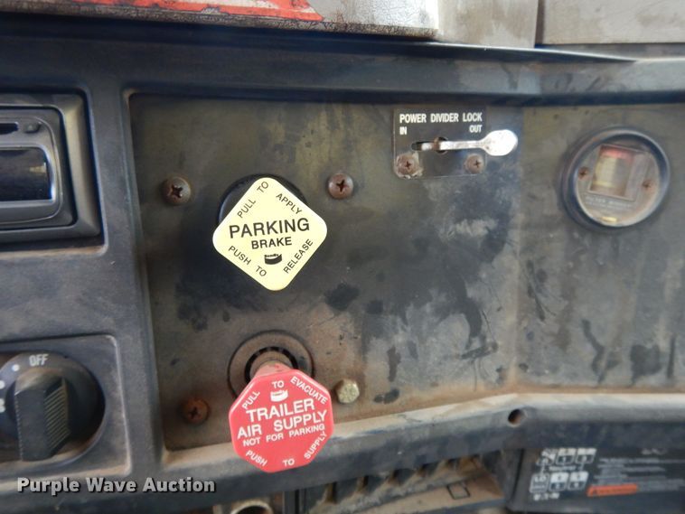 image for item DE5628 2000 International 4900 dump truck