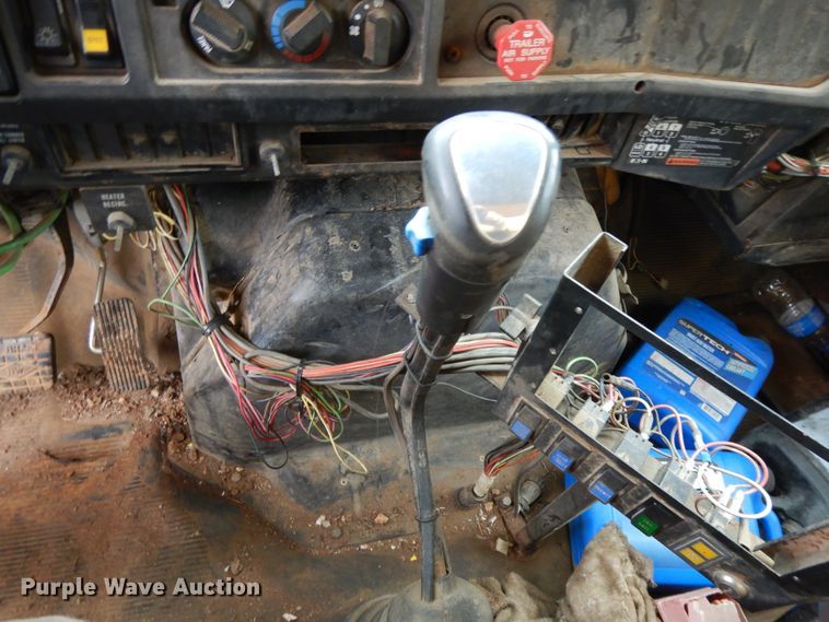 image for item DE5628 2000 International 4900 dump truck