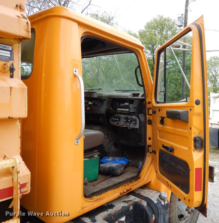image for item DE5628 2000 International 4900 dump truck
