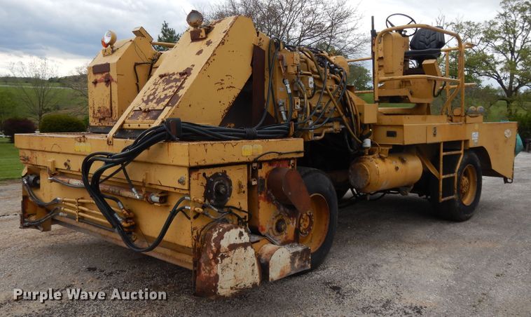 image for item DE5630 1989 Etnyre chip spreader