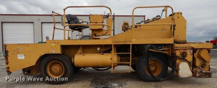 image for item DE5630 1989 Etnyre chip spreader