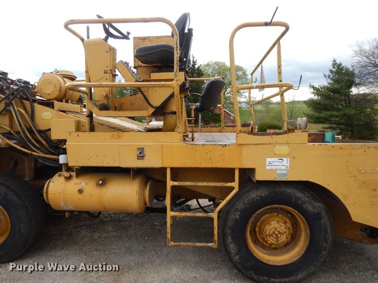 image for item DE5630 1989 Etnyre chip spreader