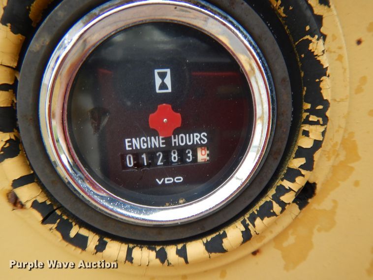 image for item DE5630 1989 Etnyre chip spreader