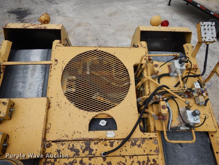 image for item DE5630 1989 Etnyre chip spreader