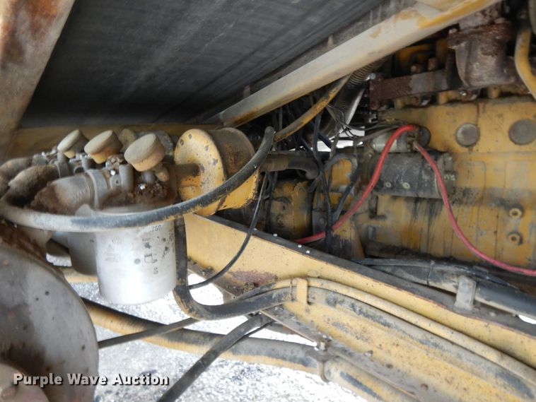 image for item DE5630 1989 Etnyre chip spreader