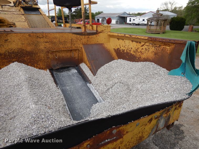 image for item DE5630 1989 Etnyre chip spreader