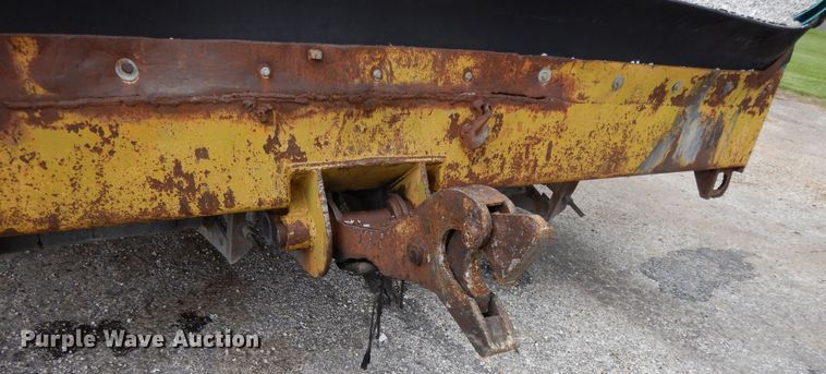 image for item DE5630 1989 Etnyre chip spreader