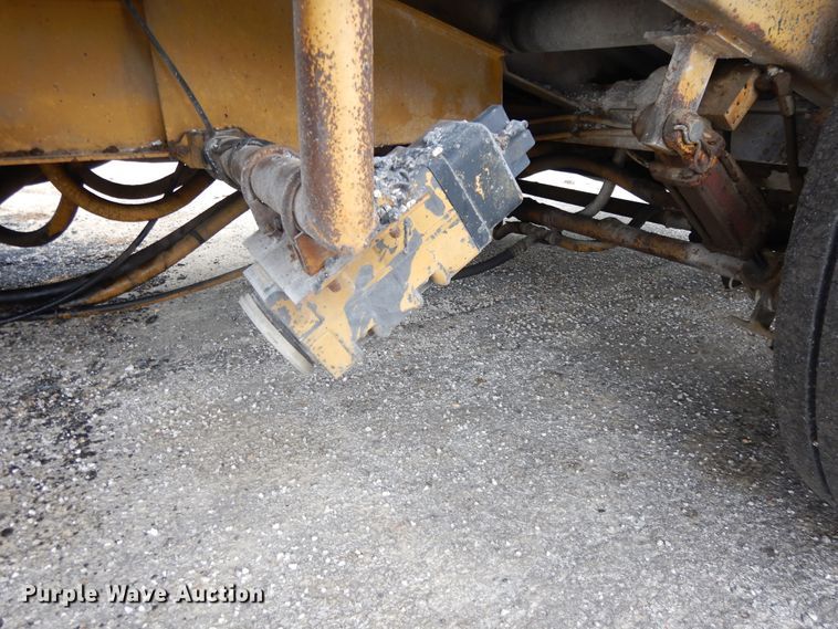 image for item DE5630 1989 Etnyre chip spreader