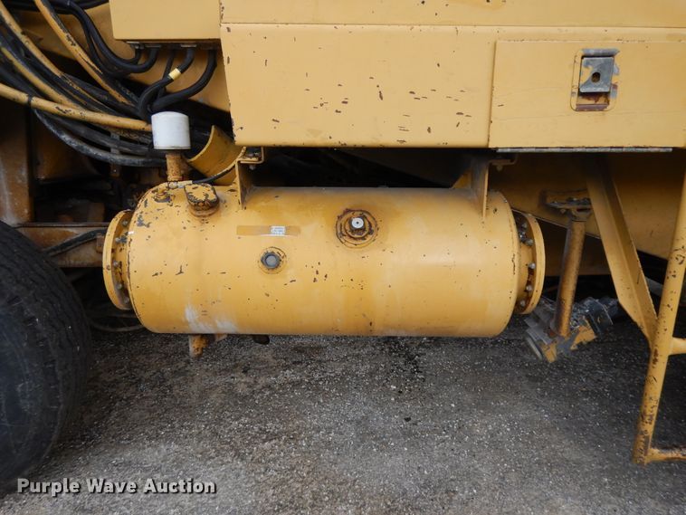 image for item DE5630 1989 Etnyre chip spreader