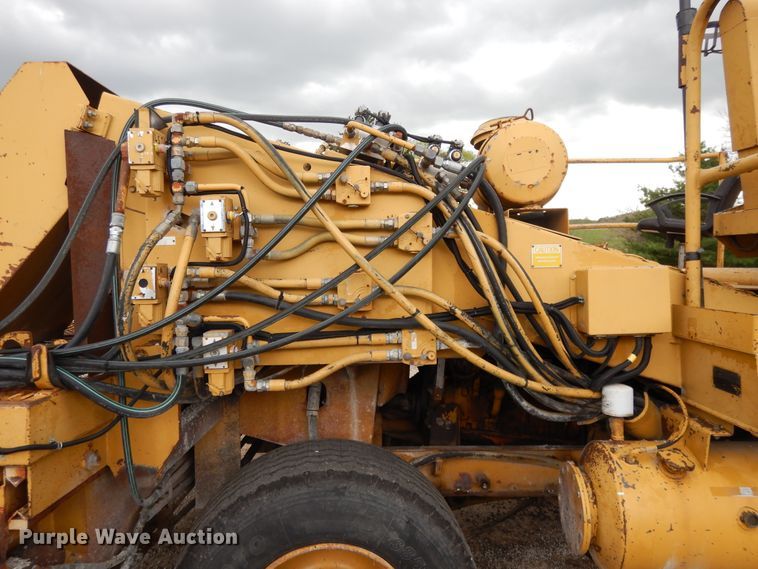 image for item DE5630 1989 Etnyre chip spreader