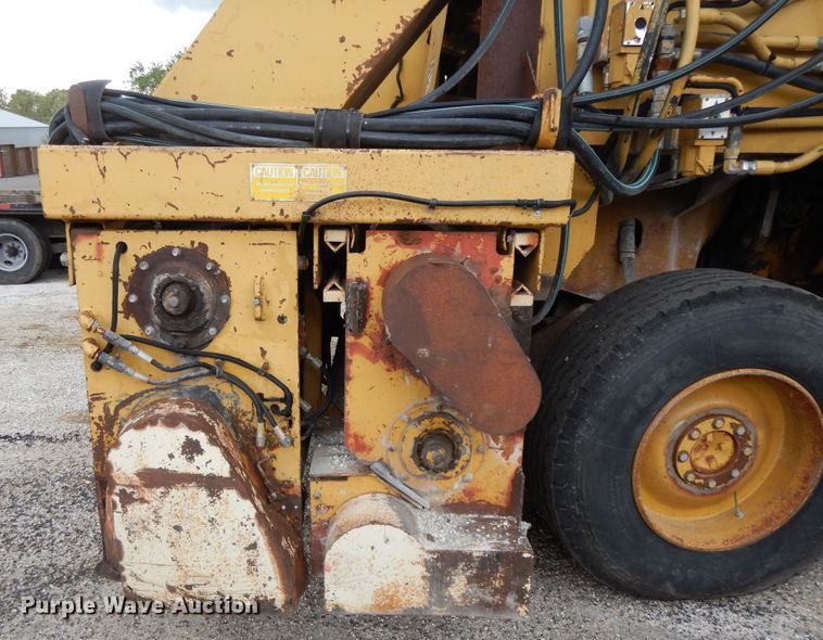 image for item DE5630 1989 Etnyre chip spreader