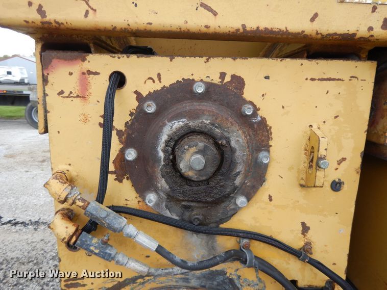 image for item DE5630 1989 Etnyre chip spreader