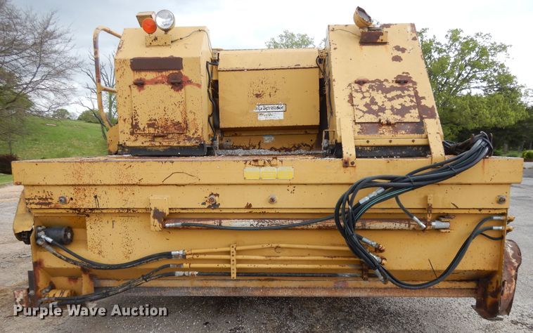 image for item DE5630 1989 Etnyre chip spreader