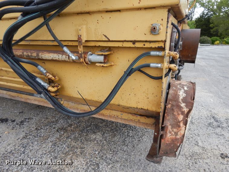 image for item DE5630 1989 Etnyre chip spreader