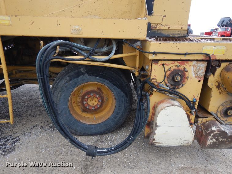 image for item DE5630 1989 Etnyre chip spreader