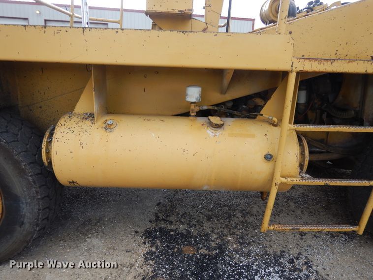 image for item DE5630 1989 Etnyre chip spreader