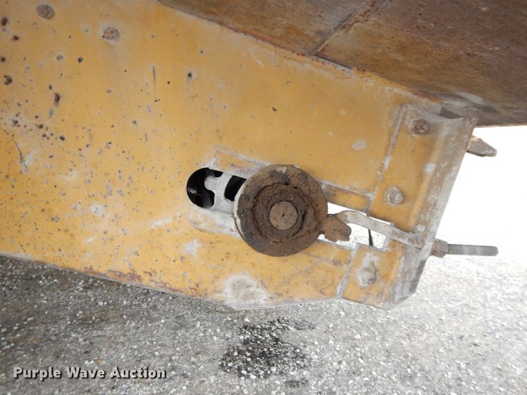 image for item DE5630 1989 Etnyre chip spreader