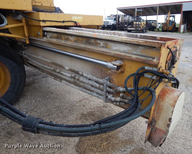 image for item DE5630 1989 Etnyre chip spreader