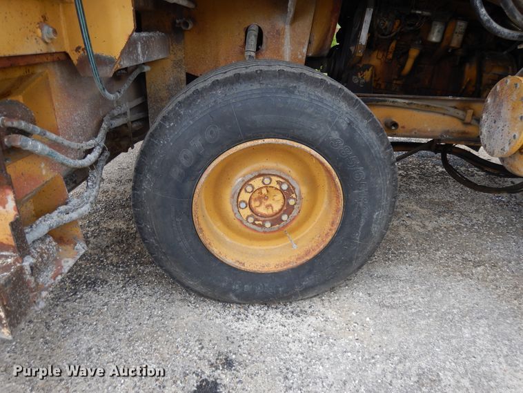 image for item DE5630 1989 Etnyre chip spreader