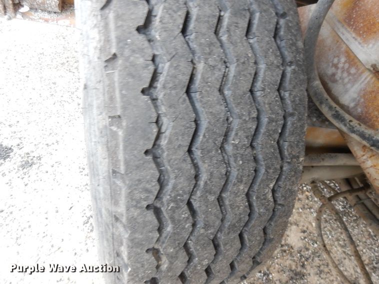 image for item DE5630 1989 Etnyre chip spreader