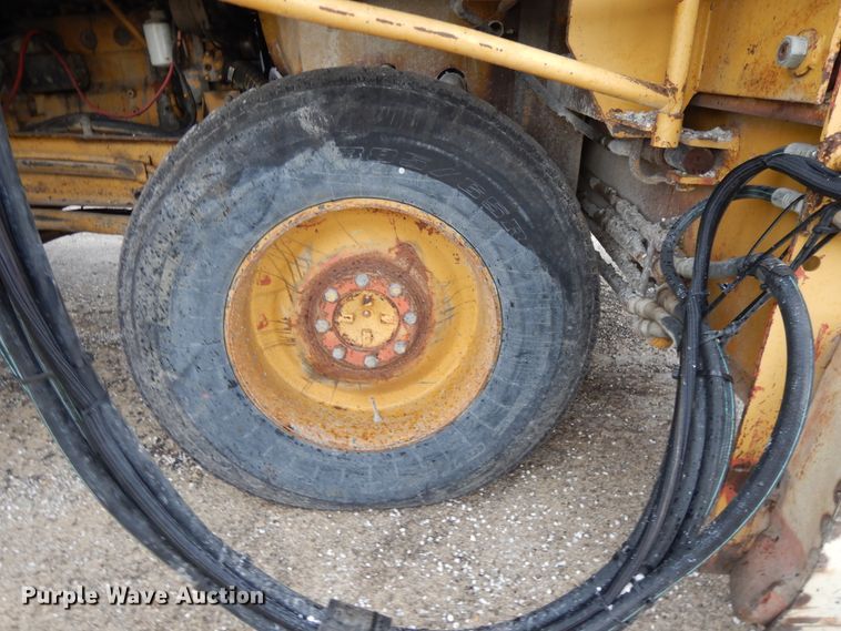 image for item DE5630 1989 Etnyre chip spreader