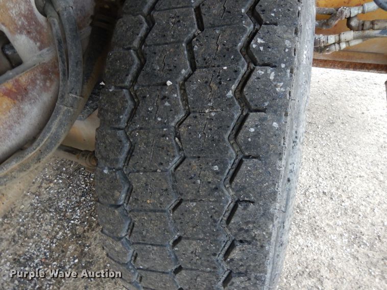 image for item DE5630 1989 Etnyre chip spreader