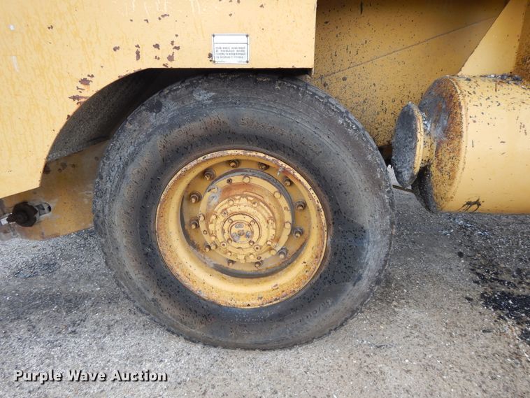 image for item DE5630 1989 Etnyre chip spreader