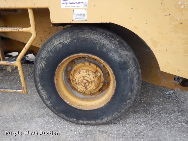 image for item DE5630 1989 Etnyre chip spreader