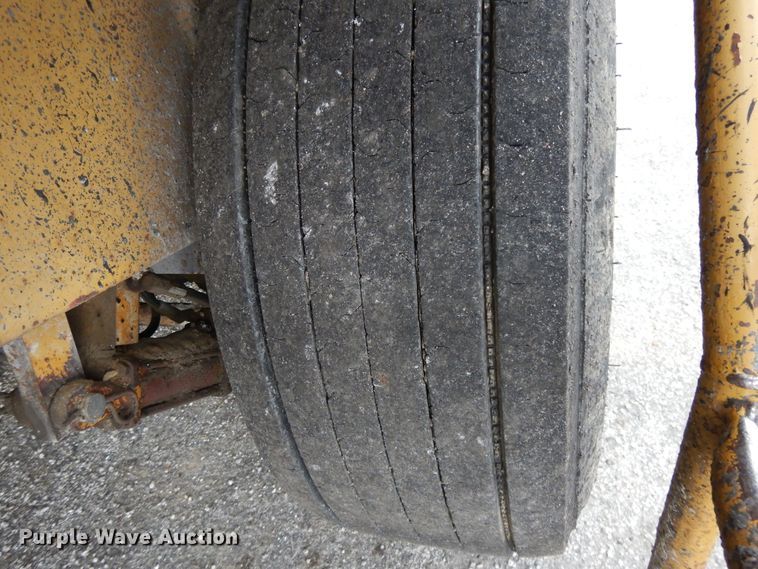 image for item DE5630 1989 Etnyre chip spreader