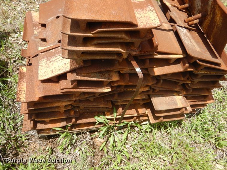 image for item DF2633 Single grouser track pad set