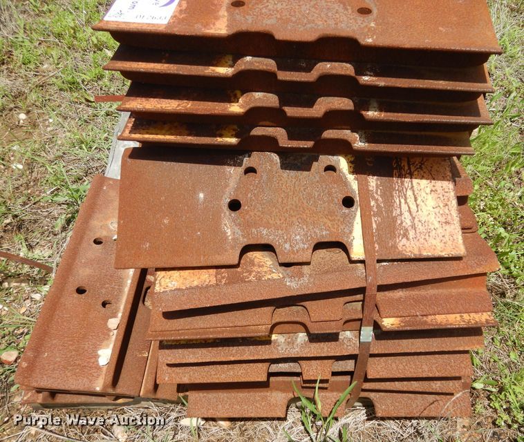 image for item DF2633 Single grouser track pad set