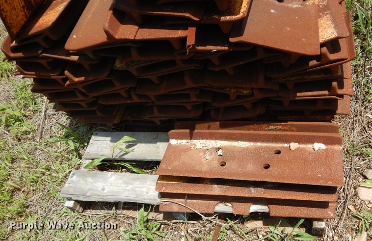 image for item DF2633 Single grouser track pad set