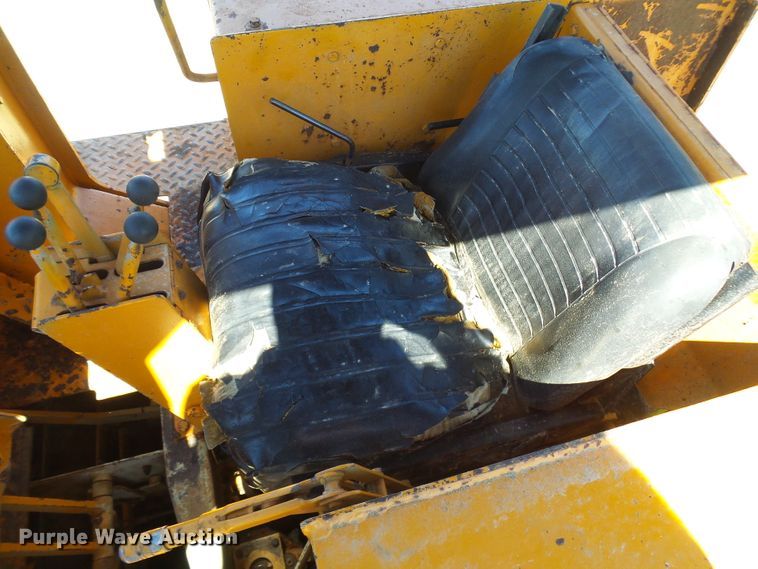 image for item DG5677 1977 Case 1450  crawler loader