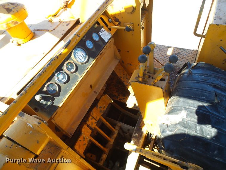 image for item DG5677 1977 Case 1450  crawler loader