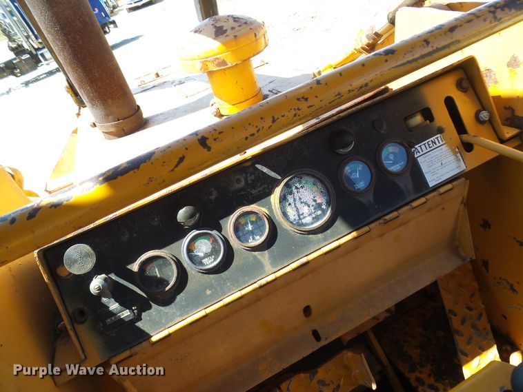 image for item DG5677 1977 Case 1450  crawler loader