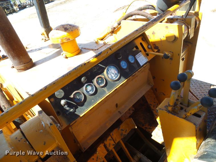 image for item DG5677 1977 Case 1450  crawler loader