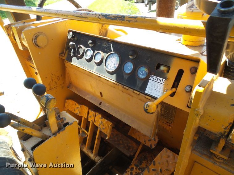 image for item DG5677 1977 Case 1450  crawler loader