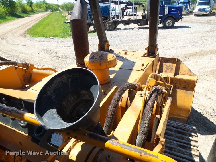 image for item DG5677 1977 Case 1450  crawler loader