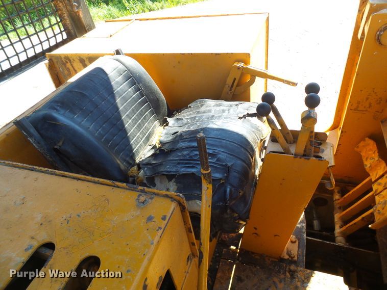 image for item DG5677 1977 Case 1450  crawler loader