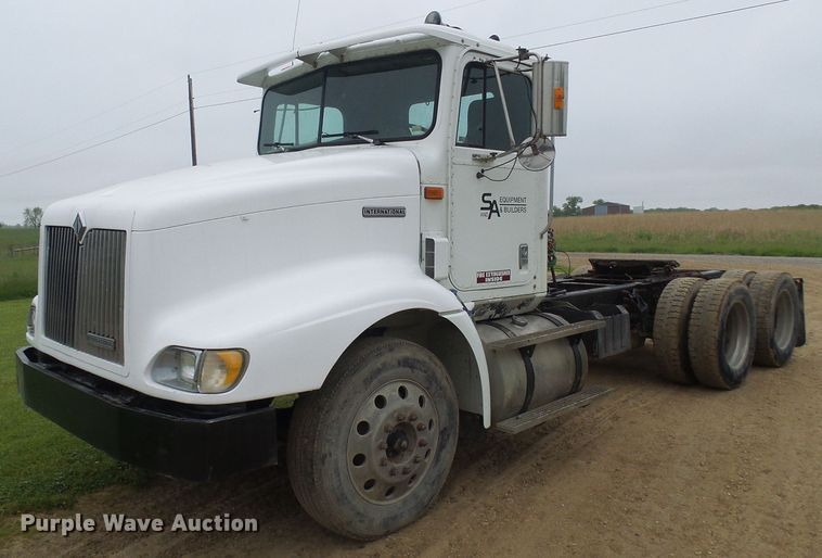 image for item DG5679 1999 International 9200  semi truck