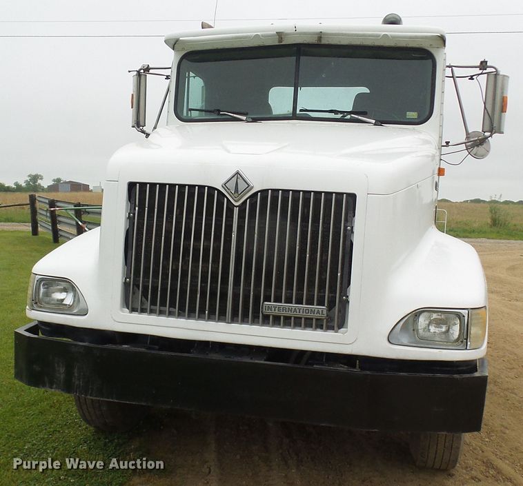 image for item DG5679 1999 International 9200  semi truck
