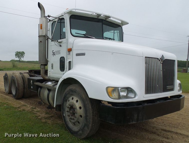 image for item DG5679 1999 International 9200  semi truck