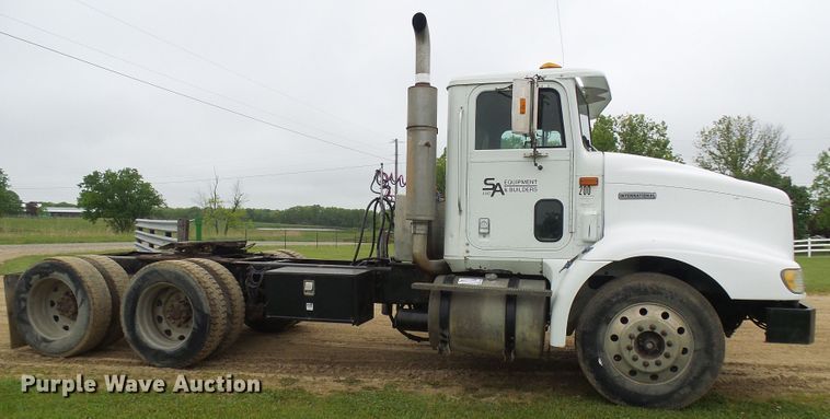 image for item DG5679 1999 International 9200  semi truck