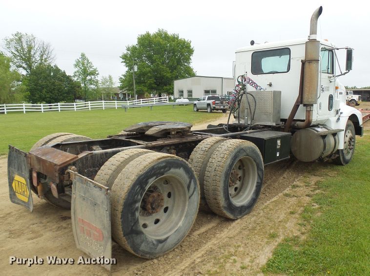 image for item DG5679 1999 International 9200  semi truck