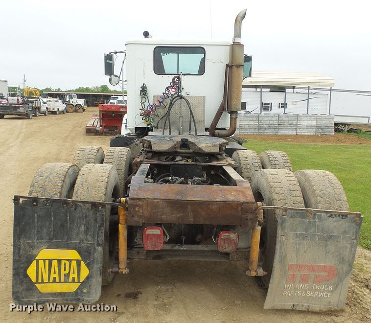 image for item DG5679 1999 International 9200  semi truck