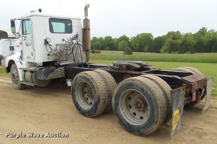 image for item DG5679 1999 International 9200  semi truck