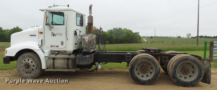 image for item DG5679 1999 International 9200  semi truck