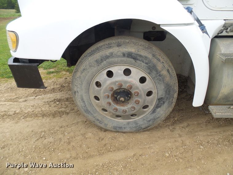 image for item DG5679 1999 International 9200  semi truck