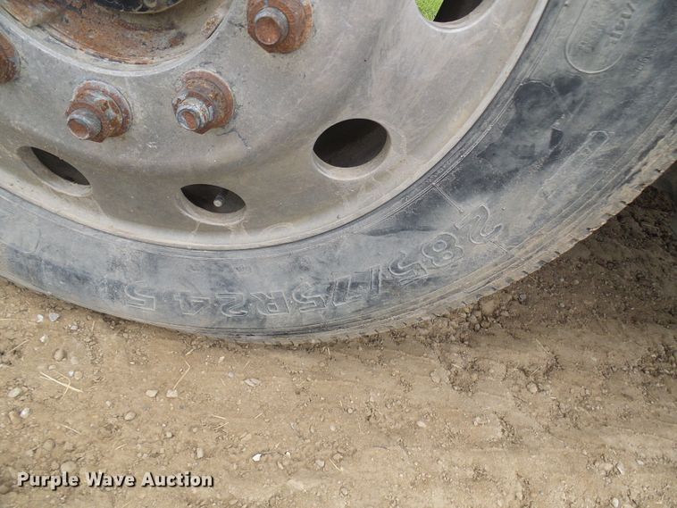 image for item DG5679 1999 International 9200  semi truck