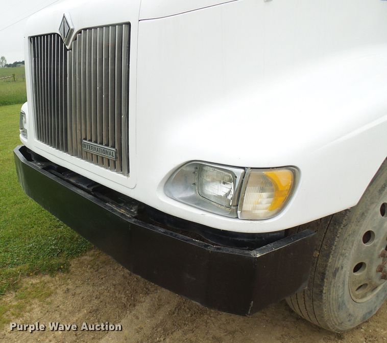 image for item DG5679 1999 International 9200  semi truck